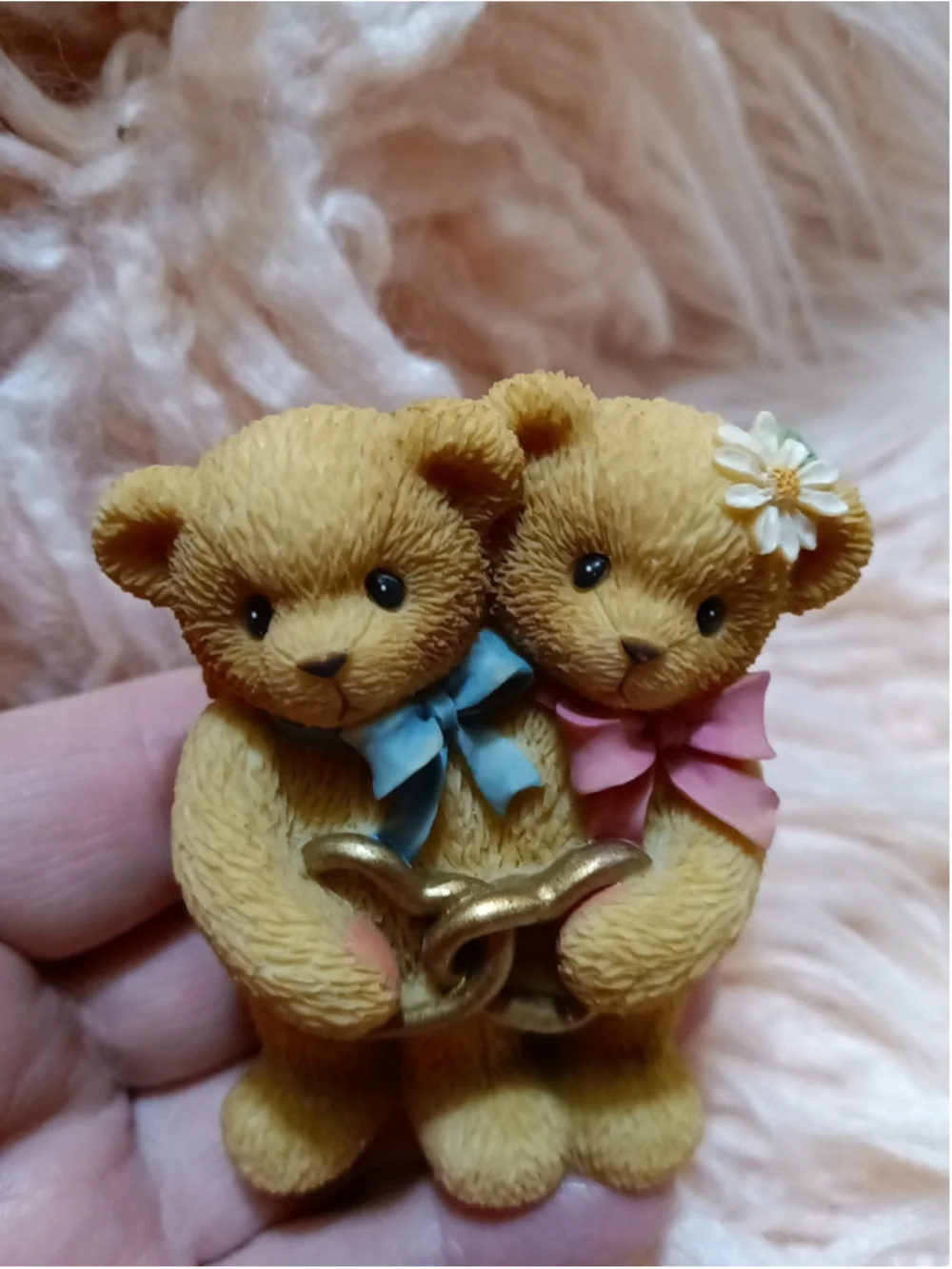 Cherished Teddies, Female & Male Bear Holding Golden Heart 1999 Pink Bow Daisy
